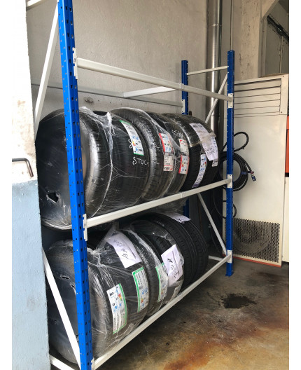 Stockage de pneumatiques avec un rayonnage robuste mi-lourd