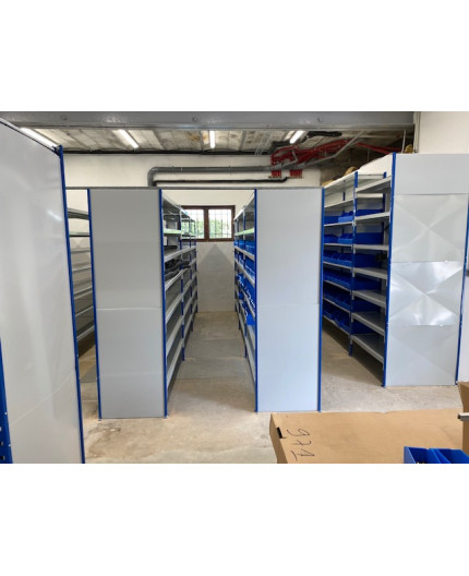 Stockage de pièces de plomberie sur rayonnage leger en métal