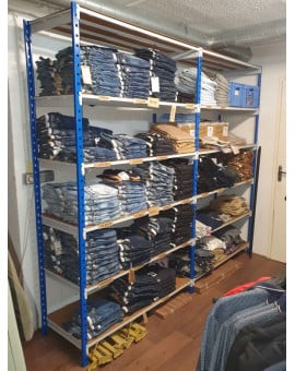 Stockage vetement dans reserves pantalons jeans