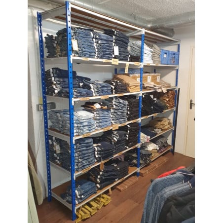 Stockage vetement dans reserves pantalons jeans