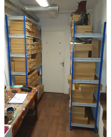 Réserve de magasin vêtements chaussures