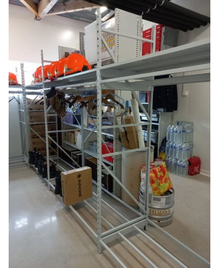 Etagere avec porte cintres et niveau tubulaire