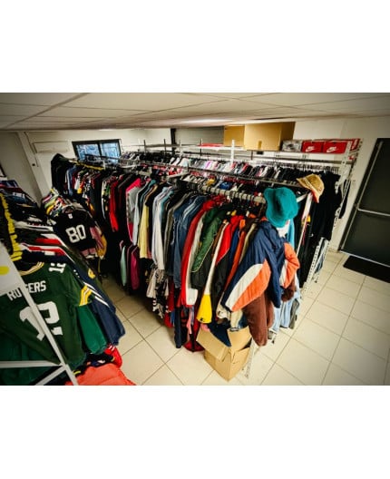 Comment entreposer des vetements sur des cintres avec des étagères