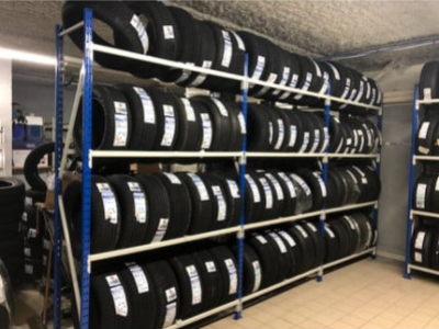 Centre auto Leclerc de Firminy (42) - zone de stockage des pneus