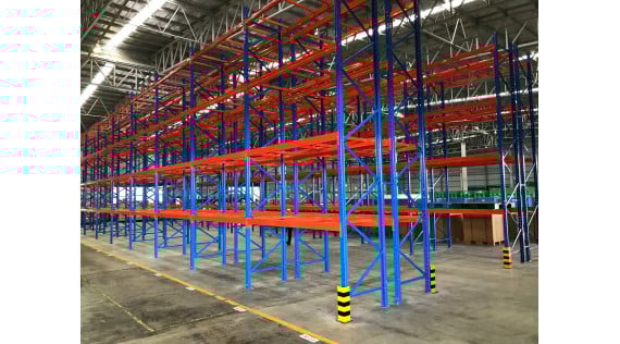Comment choisir une étagère industrielle adaptée à vos besoins logistiques ?